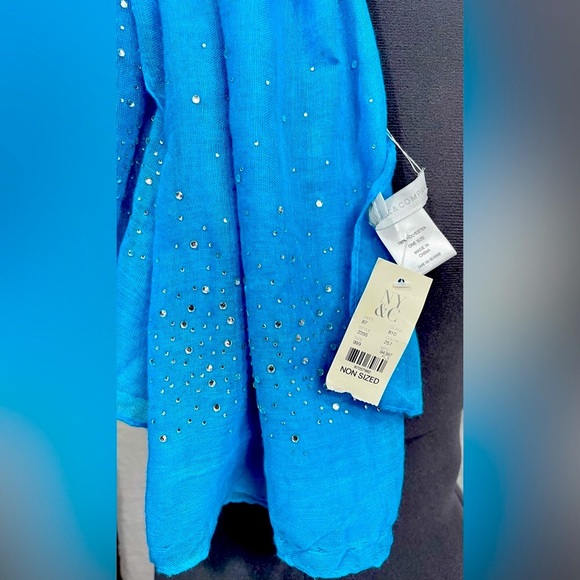 NEW YORK & COMPANY gauze crinkle scarf/shawl blue w/sparkle size 66 x 38 NWT - Picture 3 of 7
